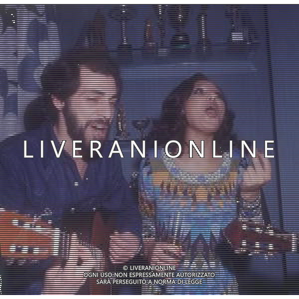 COL-RETROSPETTIVA LARA SAINT PAUL CANTANTE NELLA FOTO LARA SAINT PAUL CON AMICI IN CASA A UNA FESTA NELL\'ANNO 1972 A MILANO AG ALDO LIVERANI SAS
