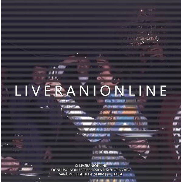 COL-RETROSPETTIVA LARA SAINT PAUL CANTANTE NELLA FOTO LARA SAINT PAUL CON AMICI IN CASA A UNA FESTA NELL\'ANNO 1972 A MILANO AG ALDO LIVERANI SAS