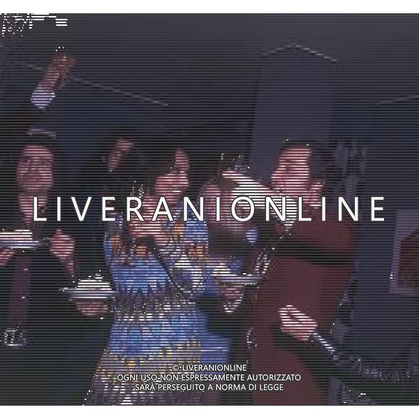 COL-RETROSPETTIVA LARA SAINT PAUL CANTANTE NELLA FOTO LARA SAINT PAUL CON AMICI IN CASA A UNA FESTA NELL\'ANNO 1972 A MILANO AG ALDO LIVERANI SAS