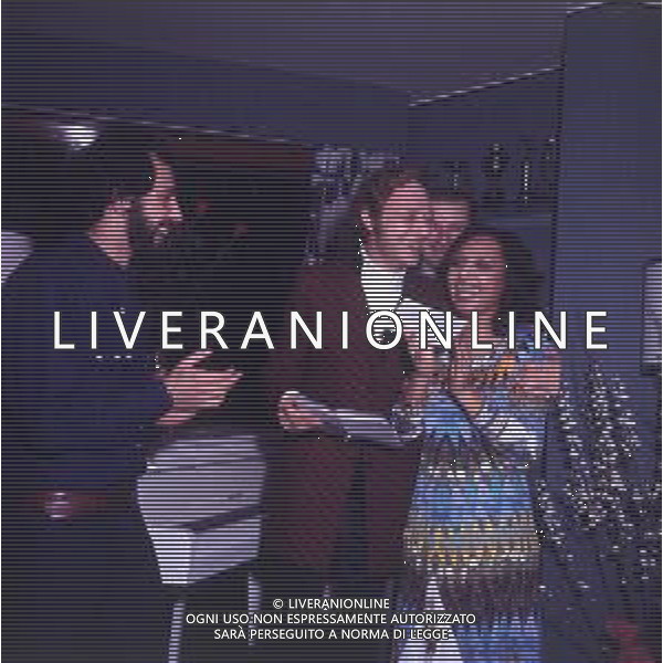 COL-RETROSPETTIVA LARA SAINT PAUL CANTANTE NELLA FOTO LARA SAINT PAUL CON AMICI IN CASA A UNA FESTA NELL\'ANNO 1972 A MILANO AG ALDO LIVERANI SAS