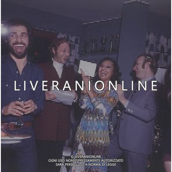 COL-RETROSPETTIVA LARA SAINT PAUL CANTANTE NELLA FOTO LARA SAINT PAUL CON AMICI IN CASA A UNA FESTA NELL\'ANNO 1972 A MILANO AG ALDO LIVERANI SAS