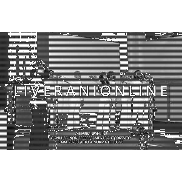 Neg- RETROSPETTIVA MINI TOURNEE\' PROMOZIONALE DAL TITOLO "FREE DIMENSION" A MILANO NOVEMBRE 1972 NELLA FOTO RICCARDO (RICHARD) COCCIANTE CON IL GRUPPO E LE CORISTE DELLE VOCI BLU AG ALDO LIVERANI SAS