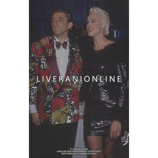 DIAP-RETROSPETTIVA BRIGITTE NIELSEN ATTRICE NELLA FOTO BRIGITTE NIELSEN CON EZIO GREGGIO NELL\'ANNO 1989 A MILANO TRASMISSIONE TELEVISIVA “ODIENS“ AG ALDO LIVERANI SAS 