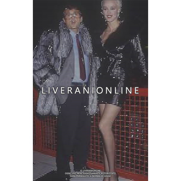 DIAP-RETROSPETTIVA BRIGITTE NIELSEN ATTRICE NELLA FOTO BRIGITTE NIELSEN CON TONY RENIS NELL\'ANNO 1989 A MILANO TRASMISSIONE TELEVISIVA “ODIENS“ AG ALDO LIVERANI SAS