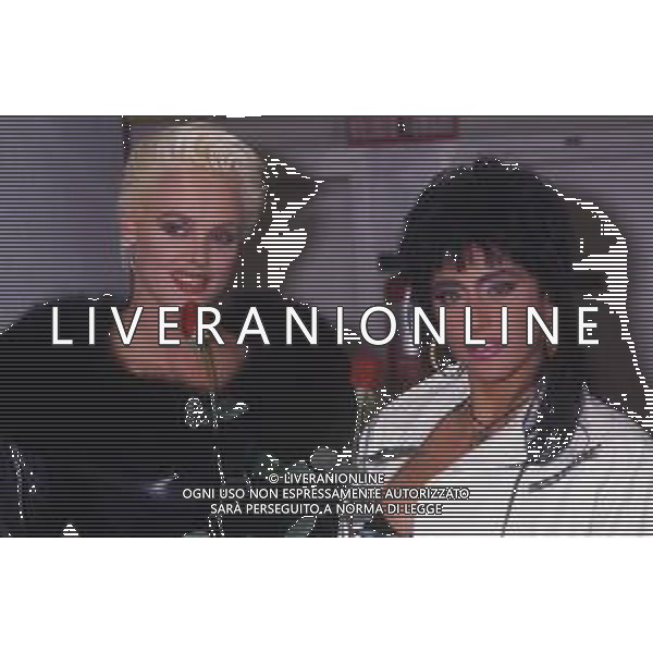 DIAP-RETROSPETTIVA BRIGITTE NIELSEN ATTRICE NELLA FOTO BRIGITTE NIELSEN CON SABRINA SALERNO NELL\'ANNO 1989 A MILANO TRASMISSIONE TELEVISIVA “ODIENS“ AG ALDO LIVERANI SAS 