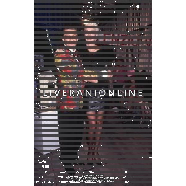 DIAP-RETROSPETTIVA BRIGITTE NIELSEN ATTRICE NELLA FOTO BRIGITTE NIELSEN CON EZIO GREGGIO NELL\'ANNO 1989 A MILANO TRASMISSIONE TELEVISIVA “ODIENS“ AG ALDO LIVERANI SAS 