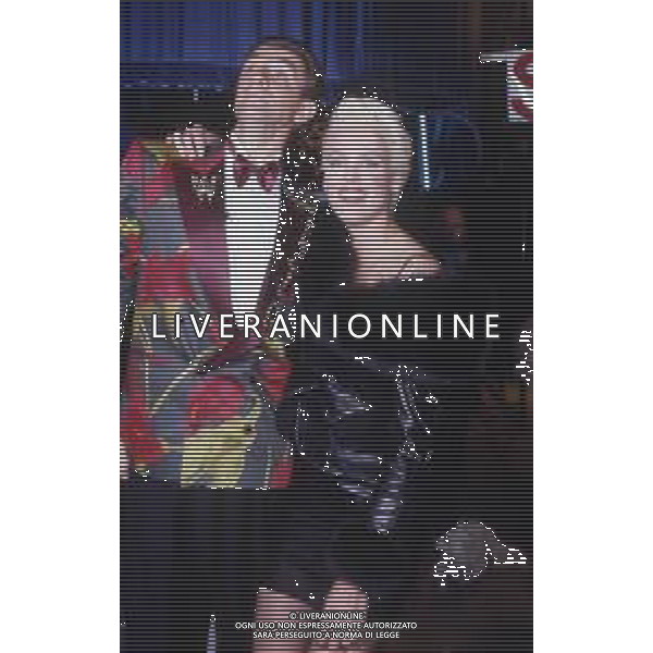 DIAP-RETROSPETTIVA BRIGITTE NIELSEN ATTRICE NELLA FOTO BRIGITTE NIELSEN CON EZIO GREGGIO NELL\'ANNO 1989 A MILANO TRASMISSIONE TELEVISIVA “ODIENS“ AG ALDO LIVERANI SAS 