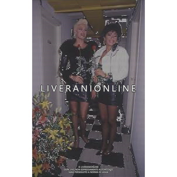 DIAP-RETROSPETTIVA BRIGITTE NIELSEN ATTRICE NELLA FOTO BRIGITTE NIELSEN CON SABRINA SALERNO NELL\'ANNO 1989 A MILANO TRASMISSIONE TELEVISIVA “ODIENS“AG ALDO LIVERANI SAS 