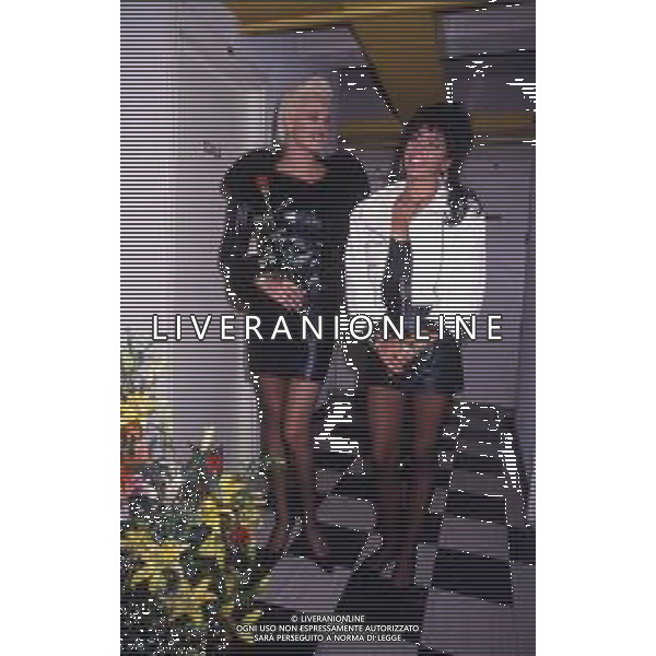 DIAP-RETROSPETTIVA BRIGITTE NIELSEN ATTRICE NELLA FOTO BRIGITTE NIELSEN CON SABRINA SALERNO NELL\'ANNO 1989 A MILANO TRASMISSIONE TELEVISIVA “ODIENS“ AG ALDO LIVERANI SAS 