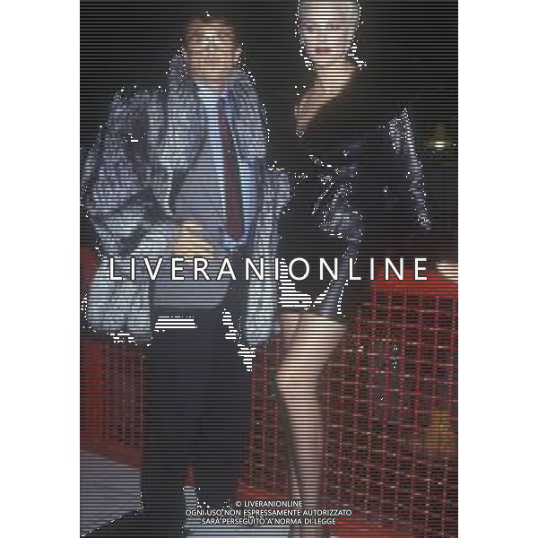 DIAP-RETROSPETTIVA BRIGITTE NIELSEN ATTRICE NELLA FOTO BRIGITTE NIELSEN CON TONY RENIS NELL\'ANNO 1989 A MILANO TRASMISSIONE TELEVISIVA “ODIENS“ AG ALDO LIVERANI SAS