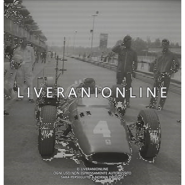 NEG-RETROSPETTIVA YVES MONTAND ATTORE NELLA FOTO YVES MONTAND NELL\'ANNO 1967 A MONZA SUL SET DEL FILM‘GRAN PRIX“ AG ALDO LIVERANI SAS 