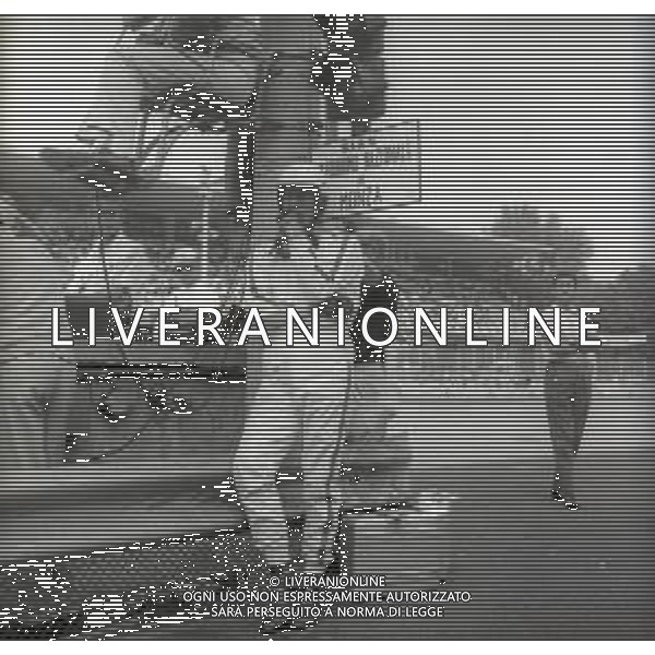 NEG-RETROSPETTIVA YVES MONTAND ATTORE NELLA FOTO YVES MONTAND NELL\'ANNO 1967 A MONZA SUL SET DEL FILM‘GRAN PRIX“ AG ALDO LIVERANI SAS 