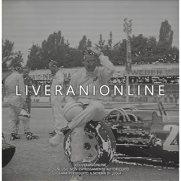 NEG-RETROSPETTIVA YVES MONTAND ATTORE NELLA FOTO YVES MONTAND NELL\'ANNO 1967 A MONZA SUL SET DEL FILM‘GRAN PRIX“ AG ALDO LIVERANI SAS 