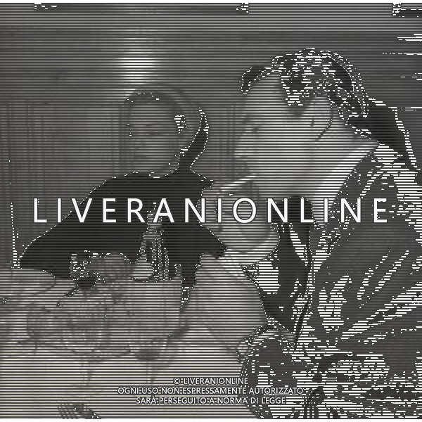 NEG-RETROSPETTIVA YVES MONTAND ATTORE NELLA FOTO YVES MONTAND  CON SIMONE SIGNORET A ROMA NELL\'ANNO 1960 AG ALDO LIVERANI SAS