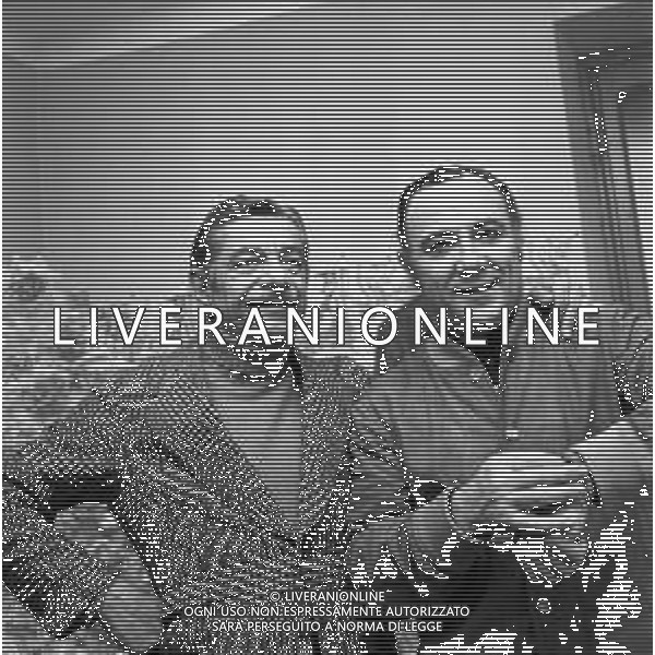 Neg- RETROSPETTIVA CLAUDIO VILLA CANTANTE CON L\'ATTORE COMICO TINO SCOTTI NELLA FOTO A MILANO NEL DICEMBRE DEL 1970 AG ALDO LIVERANI SAS