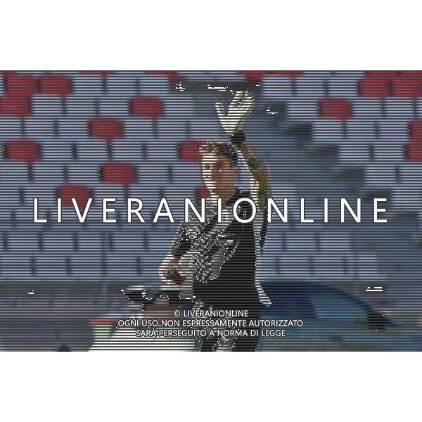 Davide Barosi of Ascoli Calcio greets fans during the Italian Serie B match SSC Bari vs Ascoli Calcio on November 4, 2023 at the San Nicola stadium in Bari, Italy. Photo by Emmanuele Mastrodonato/ag. Aldo Liverani sas/AGENZIA ALDO LIVERANI SAS