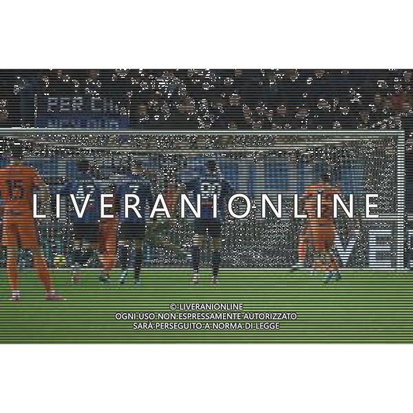 Atalanta vs Inter nella foto Hakan Calhanoglu (Inter) segna il gol dell\'1 a 0 su rigore Bergamo 04-11-2023 Gewiss Stadium - Stadio Atleti Azzurri d\'Italia Campionato Serie A TIM - 11a giornata foto Roberto Garavaglia/ag. Aldo Liverani sas/AGENZIA ALDO LIVERANI SAS