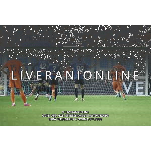 Atalanta vs Inter nella foto Hakan Calhanoglu (Inter) segna il gol dell\'1 a 0 su rigore Bergamo 04-11-2023 Gewiss Stadium - Stadio Atleti Azzurri d\'Italia Campionato Serie A TIM - 11a giornata foto Roberto Garavaglia/ag. Aldo Liverani sas/AGENZIA ALDO LIVERANI SAS