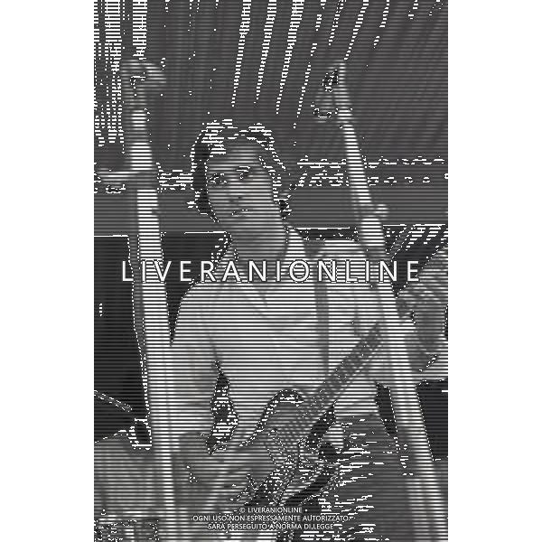Neg- RETROSPETTIVA 1° PREMIO FERRAGOSTO D\'ORO RICCIONE 18 AGOSTO 1969 NELLA FOTO IVAN GRAZIANI (chitarra-voce) DEL GRUPPO MUSICALE \'ANONIMA SOUND\' AG ALDO LIVERANI SAS