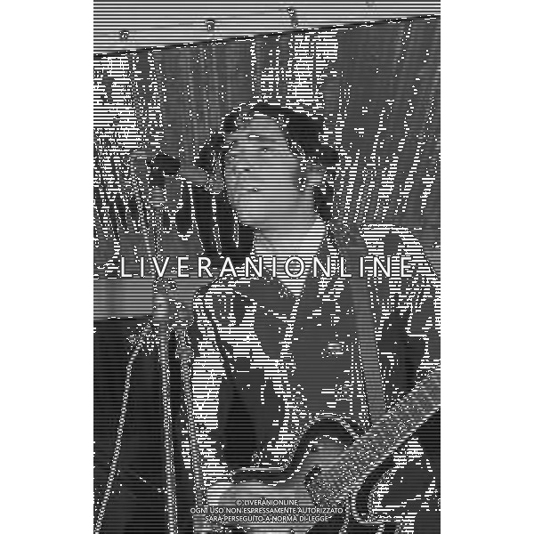 Neg- RETROSPETTIVA 1° PREMIO FERRAGOSTO D\'ORO RICCIONE 18 AGOSTO 1969 NELLA FOTO IVAN GRAZIANI (chitarra-voce) DEL GRUPPO MUSICALE \'ANONIMA SOUND\' AG ALDO LIVERANI SAS