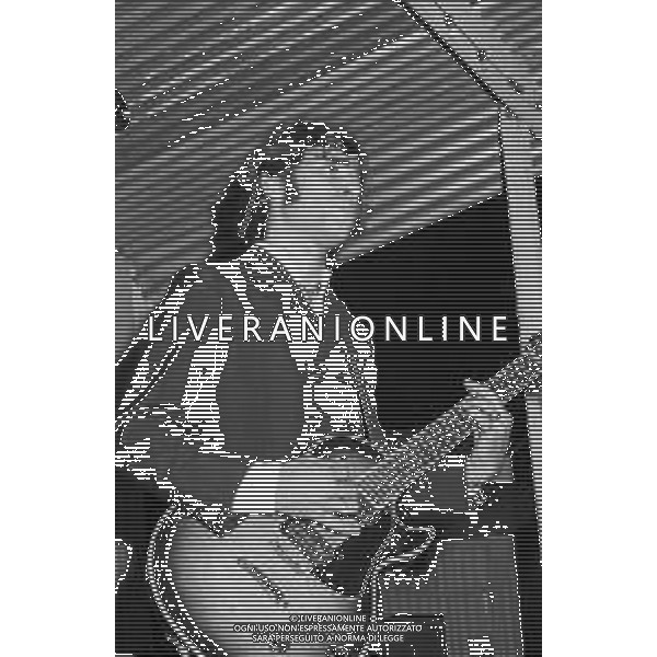 Neg- RETROSPETTIVA 1° PREMIO FERRAGOSTO D\'ORO RICCIONE 18 AGOSTO 1969 NELLA FOTO IVAN GRAZIANI (chitarra-voce) DEL GRUPPO MUSICALE \'ANONIMA SOUND\' AG ALDO LIVERANI SAS