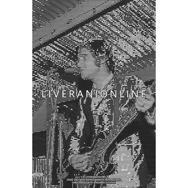 Neg- RETROSPETTIVA 1° PREMIO FERRAGOSTO D\'ORO RICCIONE 18 AGOSTO 1969 NELLA FOTO IVAN GRAZIANI (chitarra-voce) DEL GRUPPO MUSICALE \'ANONIMA SOUND\' AG ALDO LIVERANI SAS