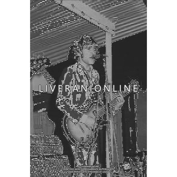 Neg- RETROSPETTIVA 1° PREMIO FERRAGOSTO D\'ORO RICCIONE 18 AGOSTO 1969 NELLA FOTO IVAN GRAZIANI (chitarra-voce) DEL GRUPPO MUSICALE \'ANONIMA SOUND\' AG ALDO LIVERANI SAS