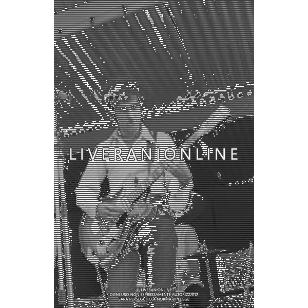 Neg- RETROSPETTIVA 1° PREMIO FERRAGOSTO D\'ORO RICCIONE 18 AGOSTO 1969 NELLA FOTO IVAN GRAZIANI (chitarra-voce) DEL GRUPPO MUSICALE \'ANONIMA SOUND\' AG ALDO LIVERANI SAS