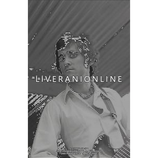 Neg- RETROSPETTIVA 1° PREMIO FERRAGOSTO D\'ORO RICCIONE 18 AGOSTO 1969 NELLA FOTO IVAN GRAZIANI (chitarra-voce) DEL GRUPPO MUSICALE \'ANONIMA SOUND\' AG ALDO LIVERANI SAS