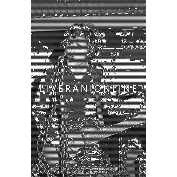 Neg- RETROSPETTIVA 1° PREMIO FERRAGOSTO D\'ORO RICCIONE 18 AGOSTO 1969 NELLA FOTO IVAN GRAZIANI (chitarra-voce) DEL GRUPPO MUSICALE \'ANONIMA SOUND\' AG ALDO LIVERANI SAS