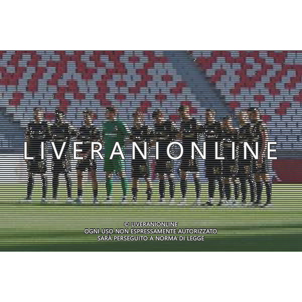 the players of Ascoli Calcio during the minute of silence prior the Italian Serie B match SSC Bari vs Ascoli Calcio on November 4, 2023 at the San Nicola stadium in Bari, Italy. Photo by Emmanuele Mastrodonato/ag. Aldo Liverani sas