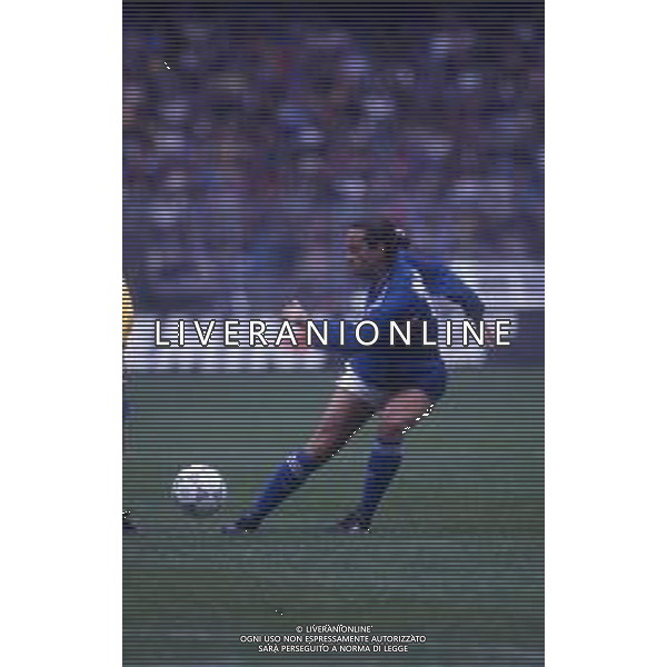 DIAP-RETROSPETTIVA EROS RAMAZZOTTI CANTANTE NELLA FOTO EROS RAMAZZOTTI CON GIOVANNI TRAPATTONI NELL\'ANNO 1992 CON LA NAZIONALE CANTANTI AG ALDO LIVERANI SAS 