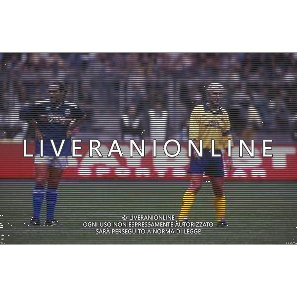 DIAP-RETROSPETTIVA EROS RAMAZZOTTI CANTANTE NELLA FOTO EROS RAMAZZOTTI CON GIOVANNI TRAPATTONI NELL\'ANNO 1992 CON LA NAZIONALE CANTANTI AG ALDO LIVERANI SAS