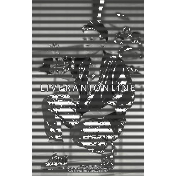 NEG-RETROSPETTIVA EROS RAMAZZOTTI CANTANTE NELLA FOTO EROS RAMAZZOTTI NELL\'ANNO 1986 AL FESTIVAL DI SANREMO AG ALDO LIVERANI SAS 