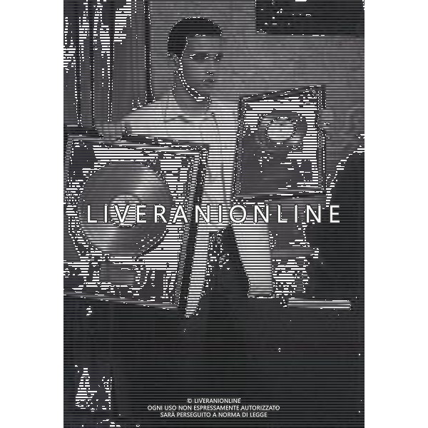 NEG-RETROSPETTIVA EROS RAMAZZOTTI CANTANTE NELLA FOTO EROS RAMAZZOTTI NELL\'ANNO 1986 A MILANO CONSEGNA DEL DISCO D\'ORO AG ALDO LIVERANI SAS  