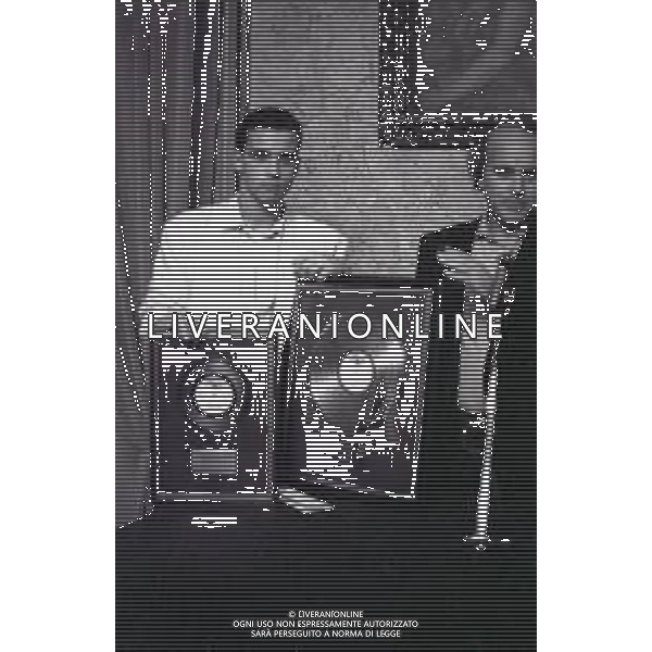 NEG-RETROSPETTIVA EROS RAMAZZOTTI CANTANTE NELLA FOTO EROS RAMAZZOTTI NELL\'ANNO 1986 A MILANO CONSEGNA DEL DISCO D\'ORO AG ALDO LIVERANI SAS  