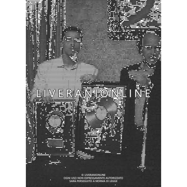 NEG-RETROSPETTIVA EROS RAMAZZOTTI CANTANTE NELLA FOTO EROS RAMAZZOTTI NELL\'ANNO 1986 A MILANO CONSEGNA DEL DISCO D\'ORO AG ALDO LIVERANI SAS  