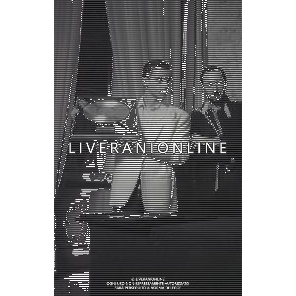 NEG-RETROSPETTIVA EROS RAMAZZOTTI CANTANTE NELLA FOTO EROS RAMAZZOTTI NELL\'ANNO 1986 A MILANO CONSEGNA DEL DISCO D\'ORO AG ALDO LIVERANI SAS  