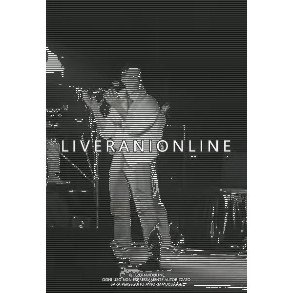 NEG-RETROSPETTIVA EROS RAMAZZOTTI CANTANTE NELLA FOTO EROS RAMAZZOTTI NELL\'ANNO 1985 IN CONCERTO AG ALDO LIVERANI SAS 