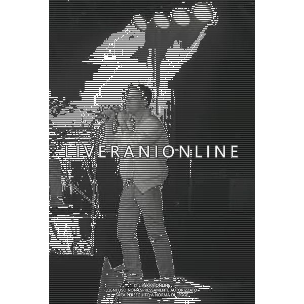 NEG-RETROSPETTIVA EROS RAMAZZOTTI CANTANTE NELLA FOTO EROS RAMAZZOTTI NELL\'ANNO 1985 IN CONCERTO AG ALDO LIVERANI SAS 