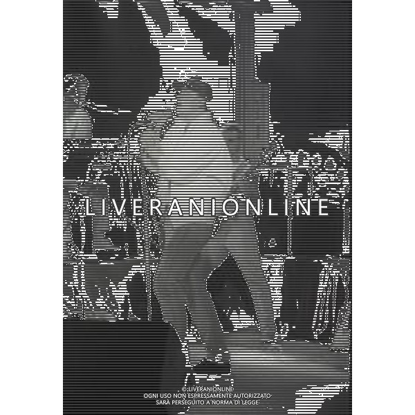 NEG-RETROSPETTIVA EROS RAMAZZOTTI CANTANTE NELLA FOTO EROS RAMAZZOTTI NELL\'ANNO 1985 IN CONCERTO AG ALDO LIVERANI SAS 