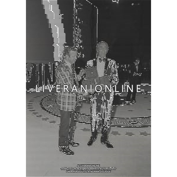 NEG-RETROSPETTIVA HENRY JAYNES FONDA ATTORE NELLA FOTO HENRY JAYNES FONDA CON FRANCO ZEFFIRELLI A TAORMINA AL PREMIO “DONATELLO“ NELL\'ANNO 1973 AG ALDO LIVERANI SAS 