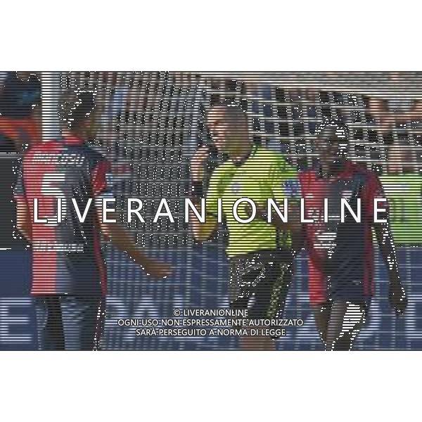 5-11-2023. Cagliari calcio- Genoa cfc. 11° giornata campionato calcio italiano Serie A 2023/2024, Stadio Unipol Domus Cagliari. Foto Salvatore Moi/Agenzia Aldo Liverani s.as. Nella foto: proteste dopo gol annullato da arbitro Marco Guida di Torre Annunziata al Cagliari, segnato da Zito Luvumbo Cagliari ©MOI SALVATORE / AGENZIA ALDO LIVERANI SAS