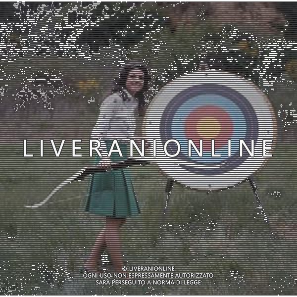 COL-RETROSPETTIVA GIGLIOLA CINQUETTI CANTANTE NELLA FOTO GIGLIOLA CINQUETTI NEGLI ANNI 70 AL TIRO CON L\'ARCO AG ALDO LIVERANI SAS