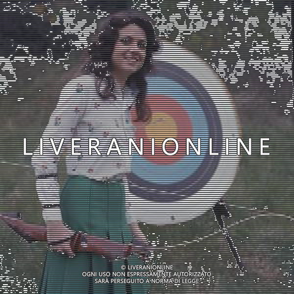 COL-RETROSPETTIVA GIGLIOLA CINQUETTI CANTANTE NELLA FOTO GIGLIOLA CINQUETTI NEGLI ANNI 70 AL TIRO CON L\'ARCO AG ALDO LIVERANI SAS