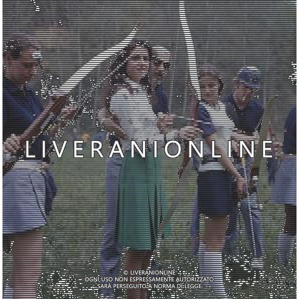 COL-RETROSPETTIVA GIGLIOLA CINQUETTI CANTANTE NELLA FOTO GIGLIOLA CINQUETTI NEGLI ANNI 70 AL TIRO CON L\'ARCO AG ALDO LIVERANI SAS