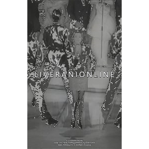 NEG-RETROSPETTIVA GIGLIOLA CINQUETTI CANTANTE NELLA FOTO GIGLIOLA CINQUETTI AL FESTIVAL DI SANREMO NELL\'ANNO 1989 AG ALDO LIVERANI SAS