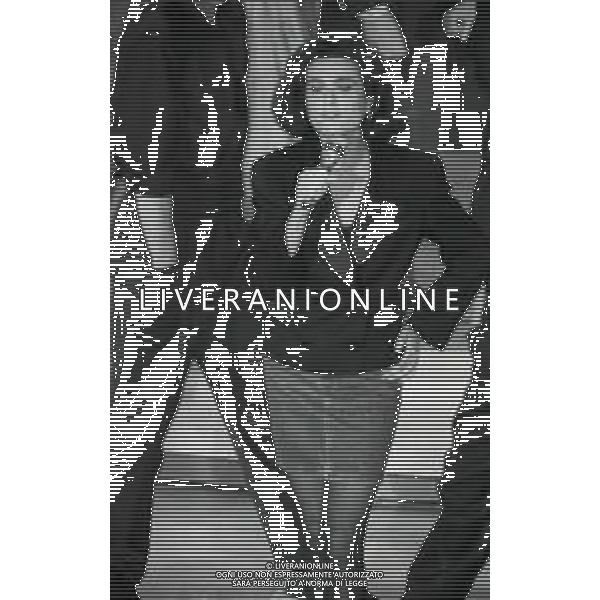 NEG-RETROSPETTIVA GIGLIOLA CINQUETTI CANTANTE NELLA FOTO GIGLIOLA CINQUETTI AL FESTIVAL DI SANREMO NELL\'ANNO 1989 AG ALDO LIVERANI SAS