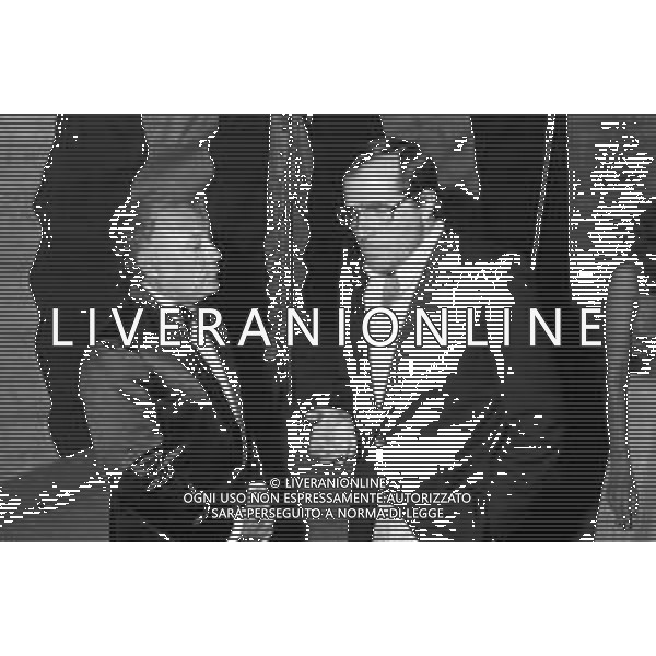 Neg- RETROSPETTIVA SERATA BENEFICA RACCOLTA FONDI PER LA RICERCA E LA CURA DEL CANCRO "UNA ROSA PER LA VITA" ALLA BUSSOLADOMANI 22 AGOSTO 1981 NELLA FOTO L\'ATTORE CARLO GIUFFRE\' CON IL CANTANTE CLAUDIO VILLA AG ALDO LIVERANI SAS