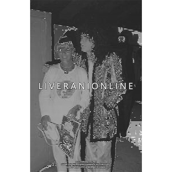 Neg- RETROSPETTIVA SERATA BENEFICA RACCOLTA FONDI PER LA RICERCA E LA CURA DEL CANCRO "UNA ROSA PER LA VITA" ALLA BUSSOLADOMANI 22 AGOSTO 1981 NELLA FOTO IL CANTANTE RENATO ZERO CON L\'ATTRICE DELIA SCALA AG ALDO LIVERANI SAS